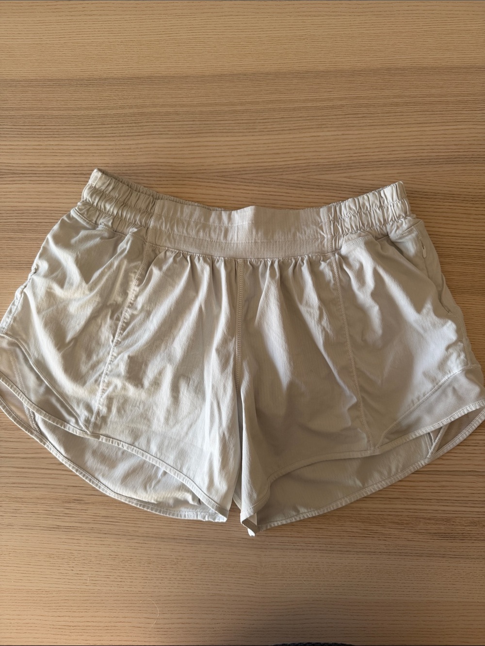 Lululemon | Hotty Hot Low-Rise Lined Short 2.5", Cream